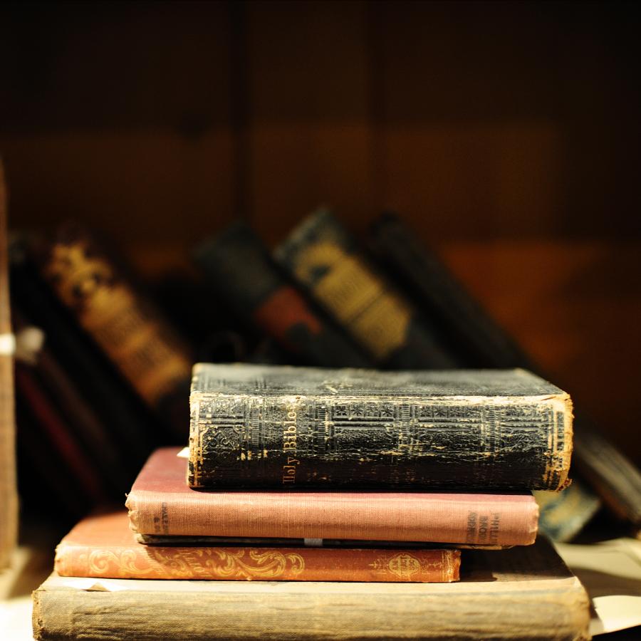 https://commons.m.wikimedia.org/wiki/File:Old_book_-_Basking_Ridge_Historical_Society_(1).jpg